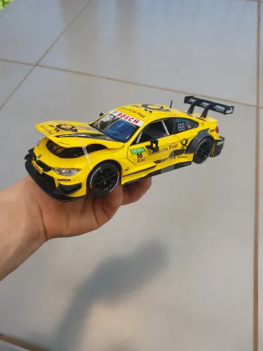 Bmw m4 1:24 detalhada