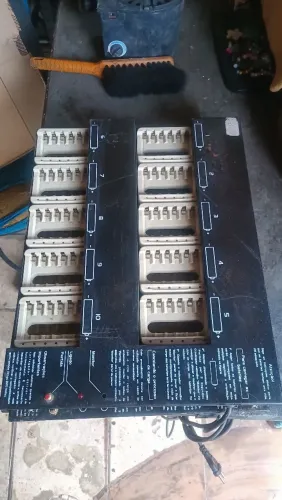 Carregador de baterias para pilhas AA e AAA - 10 posições