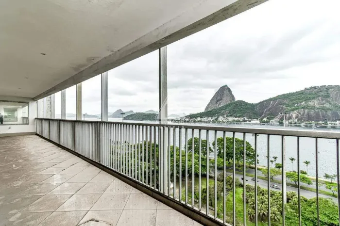 4 quartos, 6 banheiros, 2 dependências, 2 vagas, 490 m2 em rua nobre do Flamengo com vista