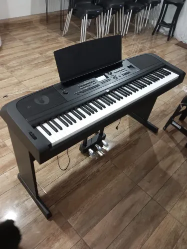 Piano digital  DXG-670 YAMAHA semi-novo