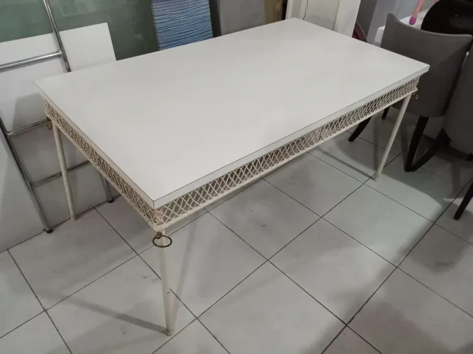 Mesa de Jantar Branca C/Pés de Metal e Tampa de Compensado 