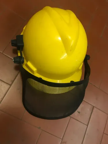 CAPACETE COM VISEIRA EM REDE - MSA
