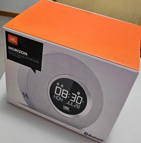 Rádio relógio Bluetooth com carregador USB e luz ambiente.