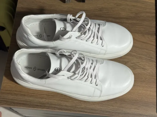 Tenis branco novo couro