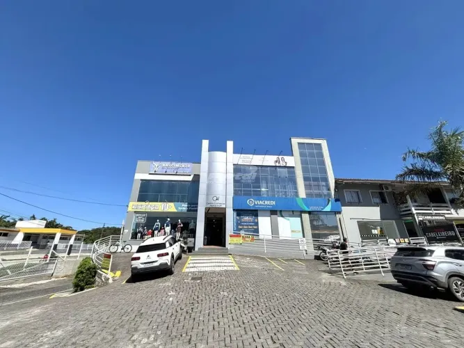 Loja com 40,87m², com fachada em blindex, banheiro exclusivo para os locatários e banheiro
