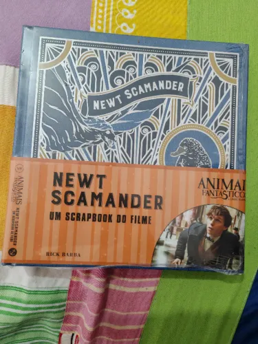 Livro Animais Fantásticos e onde habitam: Newt Scamander - Um Scrapbook do Filme - Novo