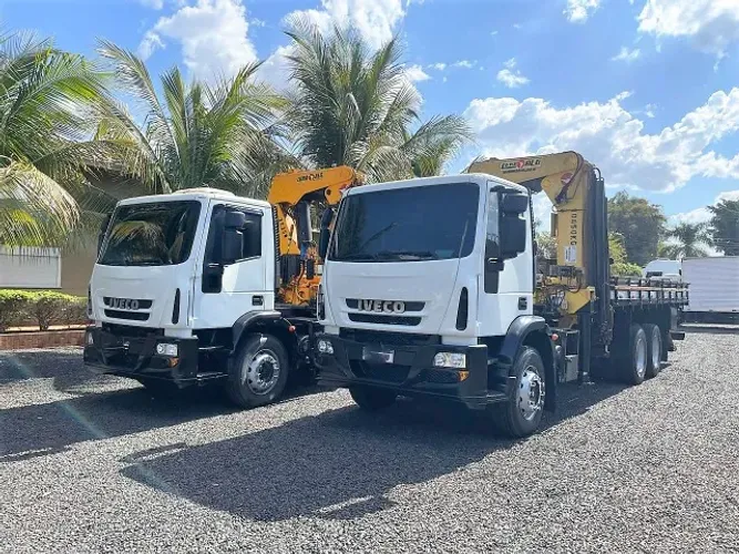Iveco Tector 240e22 ano 2013 equipado com munck luna 44500 em otimo estado,,,