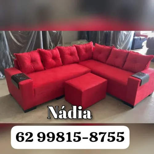 Sofá de canto vermelho com puff