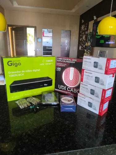 Kit de Segurança 4 Câmeras  Full HD + Gravador de 8 canais 