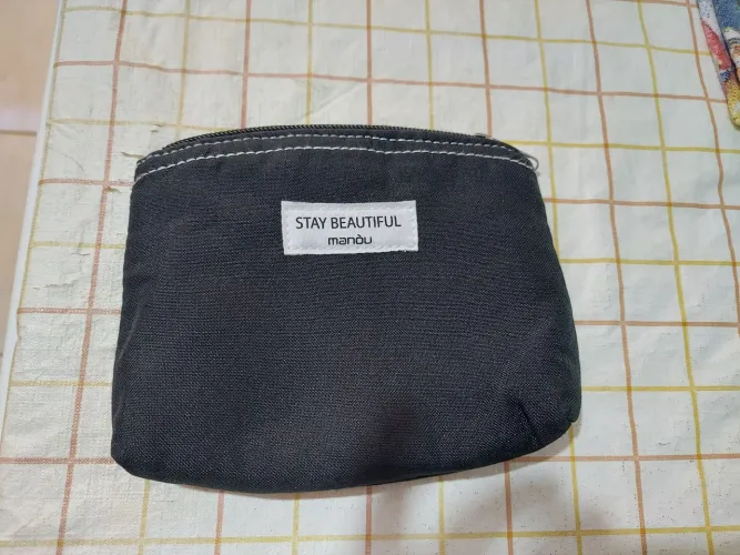 Necessaire preta com compartimento com zíper interno