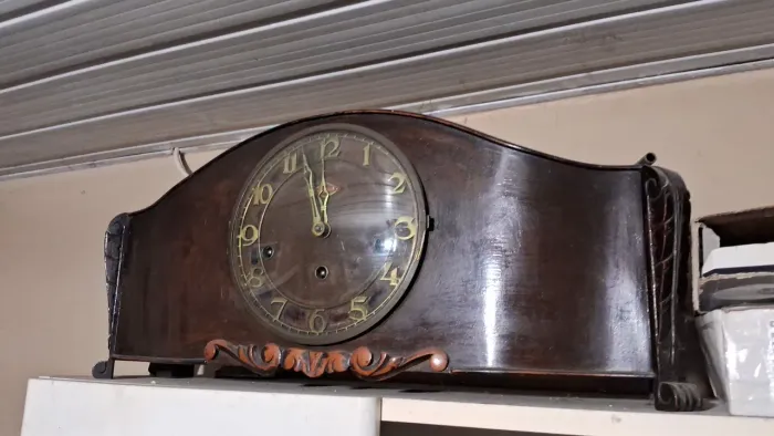 Relógio Antigo que toca de 15 em 15 minutos