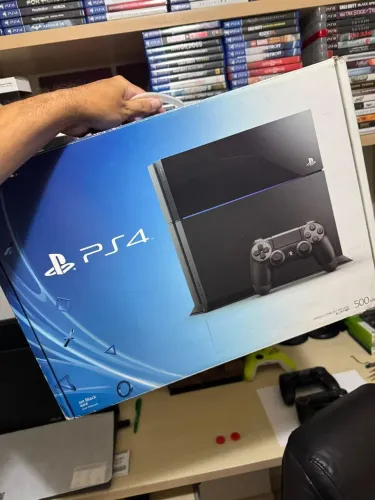 PlayStation 4 na caixa impecável 