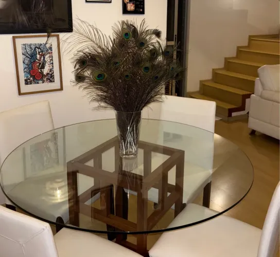 Mesa de Jantar Redonda com Tampo de Vidro e Base de Madeira