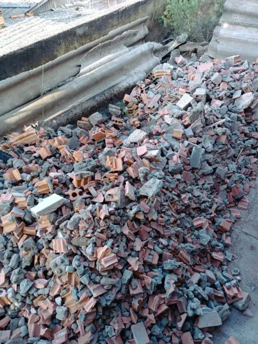 Entulho de construção: tijolos e blocos