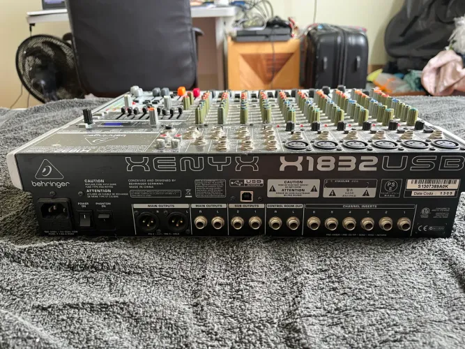 Mesa de som behringer xenyx x1832 USB