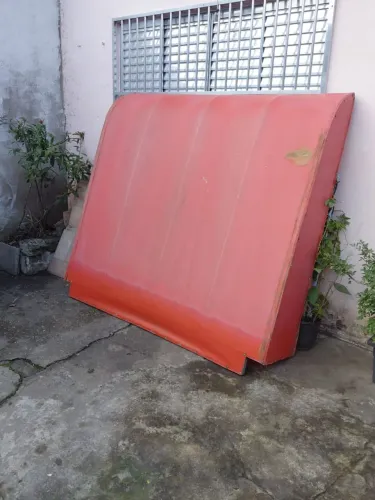 Vê do toldo vermelho pouco usado em ótimo estado. E portão de ferro duas folhas.
