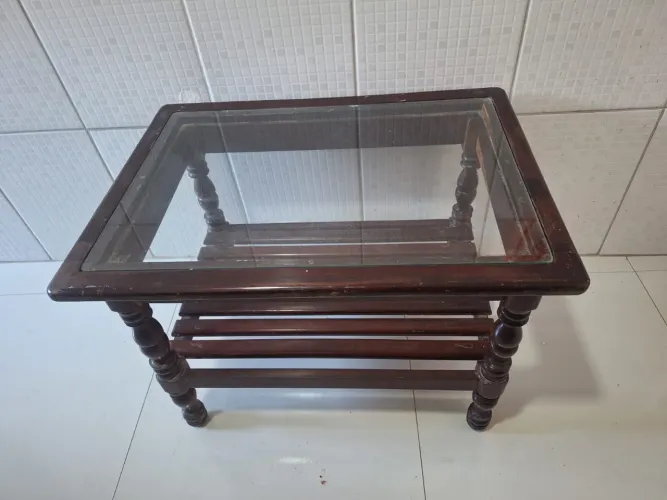 Mesa de centro em madeira e vidro