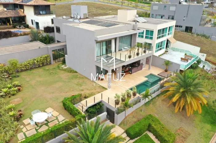 CASA À VENDA COM 3 SUÍTES, LAZER COMPLETO, PISCINA E JACUZZI, LAREIRA A GÁS - Alphaville L