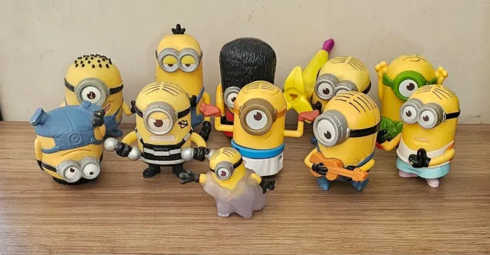 Brinquedos Bonecos da coleção Minions do Mc Donald's Lote com 10 mais dois brindes