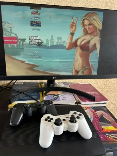 PS3 SLIM DESTRAVADO COM 2 CONTROLES E  LOJA LIBERADA COM TODOS OS JOGOS