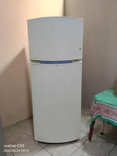 Geladeira grande em perfeito estado  700 pra vende logo