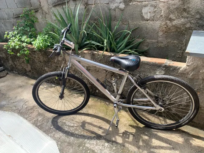 Bicicleta Aro 26 toda em alumínio só pegar e andar