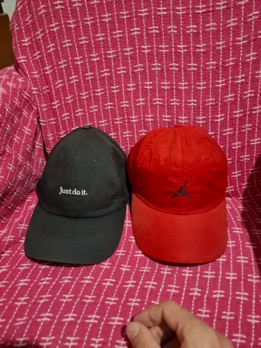 Vendo esses dois boné Nike semi nove muito conservado .