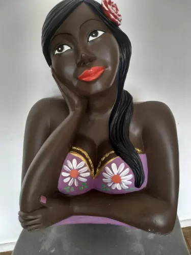 Escultura ou namoradeira de janela ou para varandas.