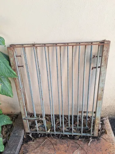 2 portões de ferro
