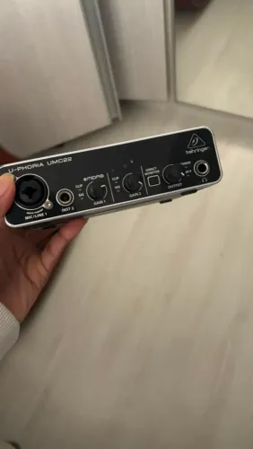 Interface de Áudio Behringer UMC22 U-Phoria - Excelente Estado - R$ 400