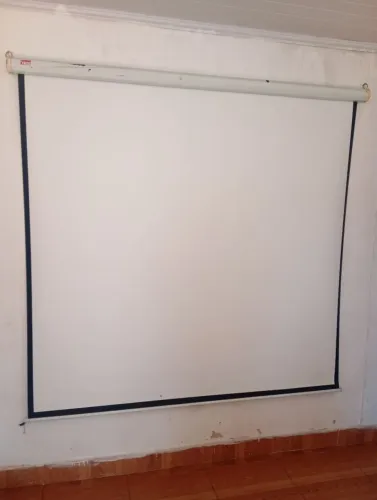 Tela retrátil para projetor 