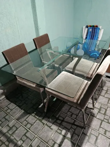 Mesa com 4 cadeiras de inox