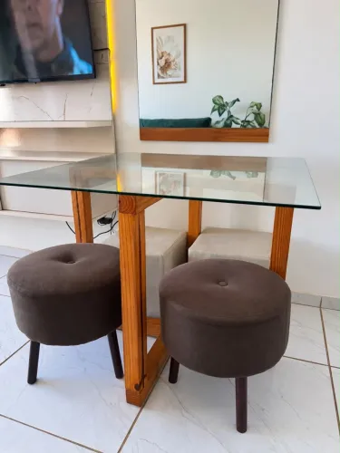 Mesa de vidro com pés de Madeira + 4 puffs