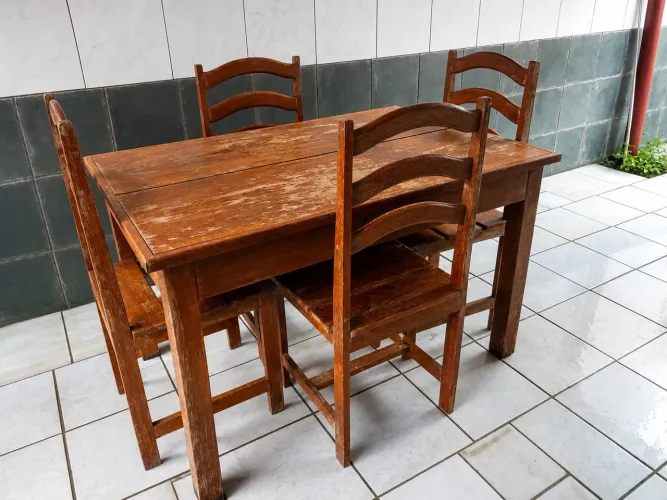 Mesa de Madeira com 4 Cadeiras - Resistente e Clássica