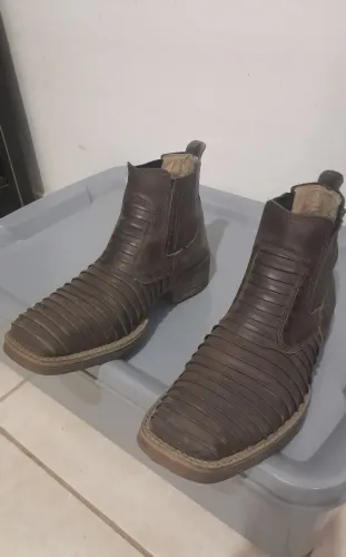 Bota de couro número 40 semi nova 