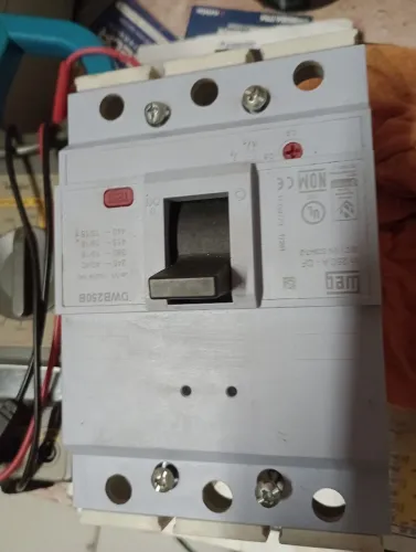Vendo 1 disjuntor termomagnético Weg 250A 120 reais
