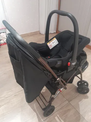 Carrinho de bebê com o bebê conforto