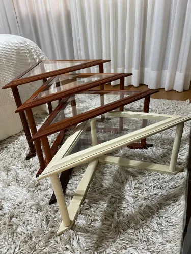 Conjunto com 4 mesas laterais triangulares em madeira e vidro - modernas e elegantes