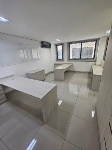 Sala de 60m2 mobiliada em prédio de alto padrão na região da Av. Raja Gabáglia