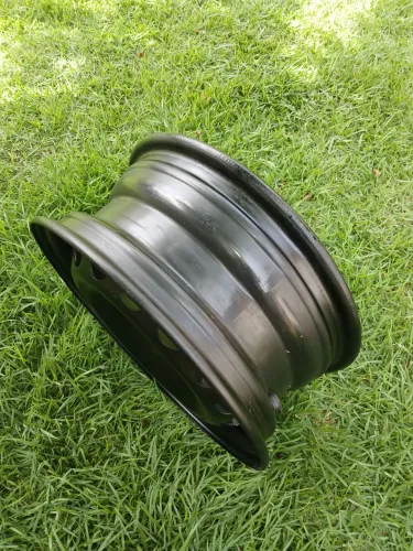 Roda de Ferro Original. A roda é do Uno Vivace, mas serve para outros modelos de veículos.
