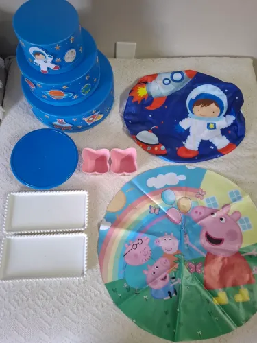 Bolo fake astronauta Isopor,  painel de tecido e lona,com várias itens 