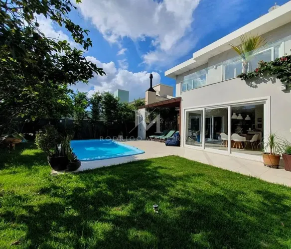 Casa com 3 suítes, piscina e área gourmet à venda no Rio Tavares, Florianópolis. Infraestr