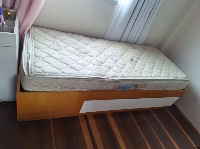 Vendo cama solteiro com gavetas e colchão ortopédico 