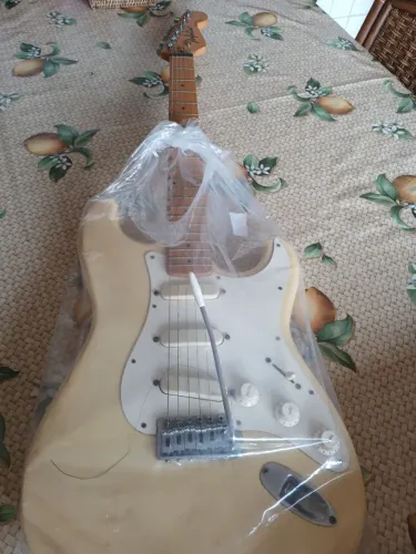 Vendo uma guitarra ? antiga 