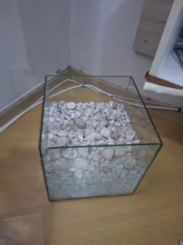 Vaso de vidro com pedras