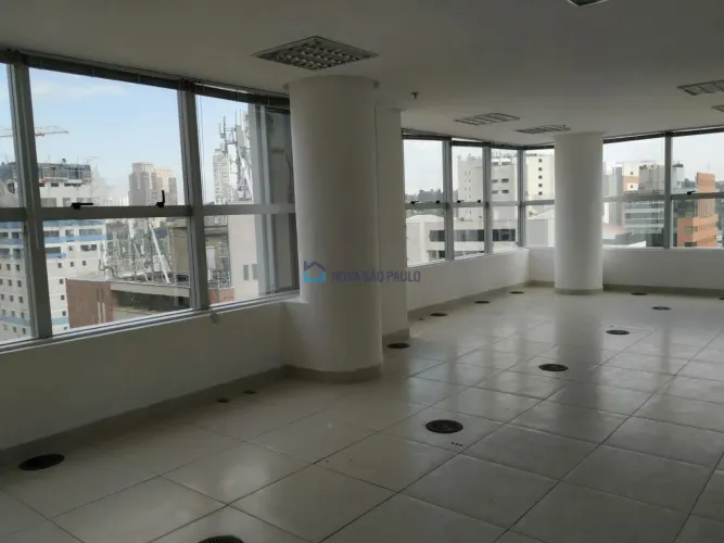 Conjunto comercial proximo à estação de trem Vila Olímpia.