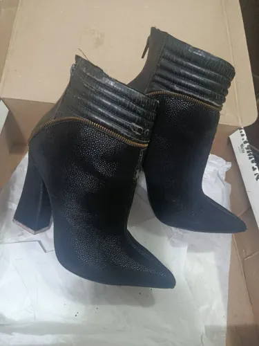 Vendo Bota Di Cristalli c numeração europeia 38 e n 35 Brasil. <br>Valor: $100,