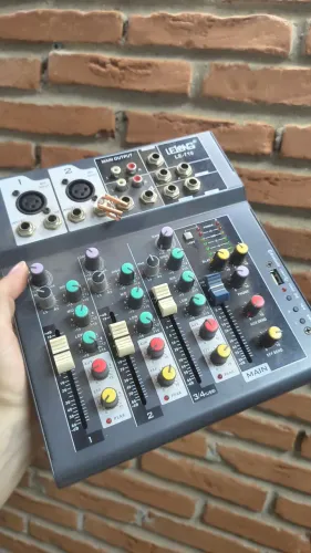 Mesa de som LELONG le-710 usada