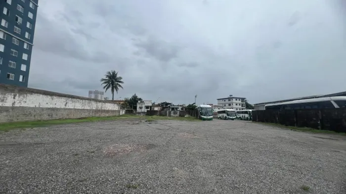 Terreno plano compactado à venda próximo ao centro de São Vicente