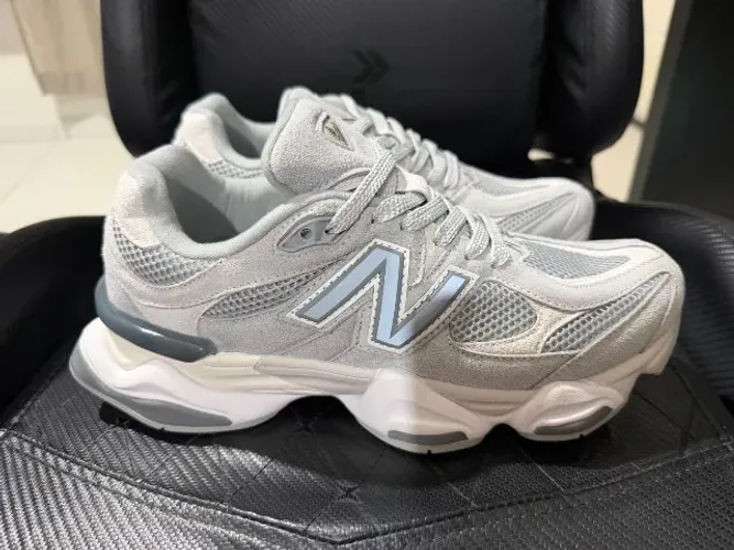Tênis New Balance 9060 - tamanho 41